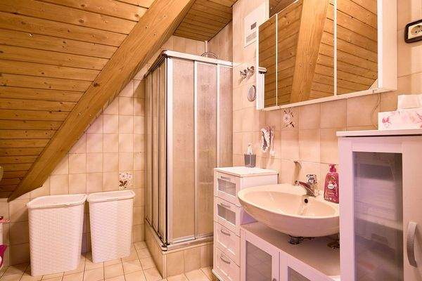 Blick in das Bad im Obergeschoss