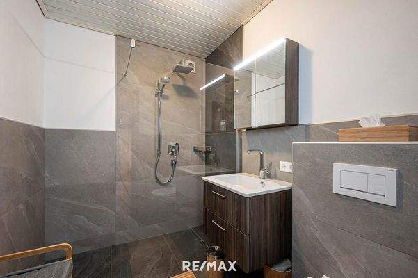 Badezimmer mit Dusche