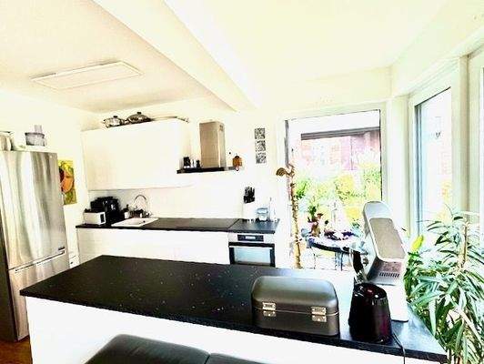 Moderne Küche mit Balkon