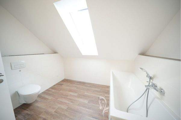 Bad mit Wanne und Dusche OG