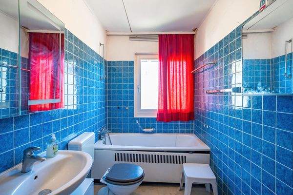 Das Wannenbad stammt aus dem Baujahr.