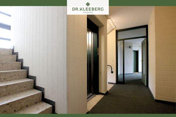 Treppenhaus mit Aufzug