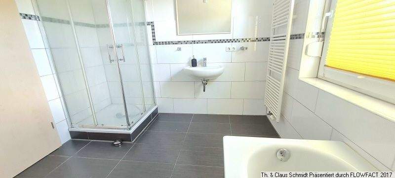 Vollbad, links hinter der Tür die Dusche