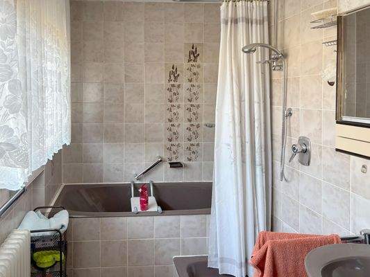 Tageslichtbad mit Wanne, Dusche...