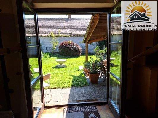 Blick vom Wohnzimmer in den Garten