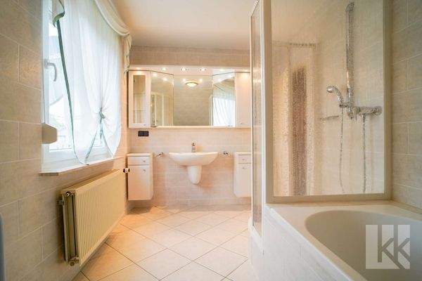 Außerdem im OG: Ein weiteres Bad mit Dusche und Badewanne