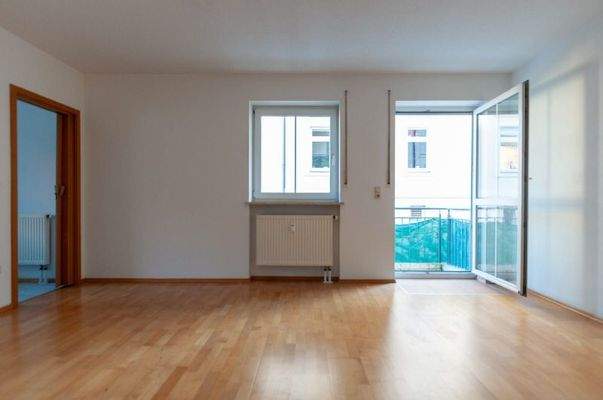 Wohnzimmer Blickrichtung Küche und Balkon