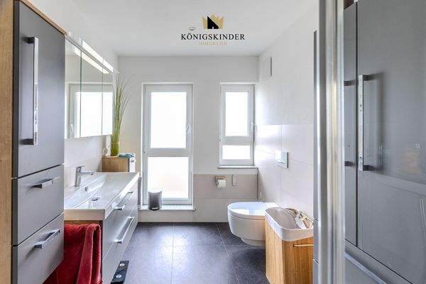 Modernisiertes Tageslichtbad mit bodengleicher Dusche