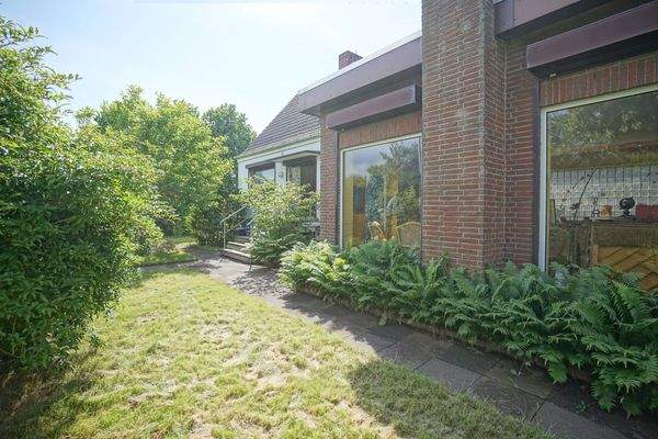 Seitenansicht mit Garten