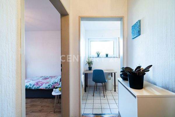 Flur mit Blick in die Küche und Schlafzimmer