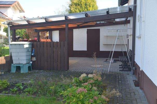 rückseitige Terrasse