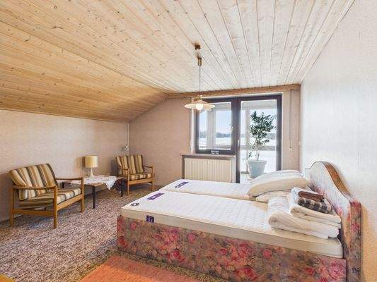 20 Schlafzimmer 2 OG.jpg