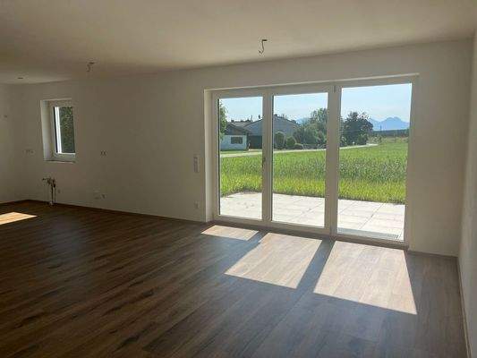 EG-Offener Wohn-/Essbereich mit Bergblick