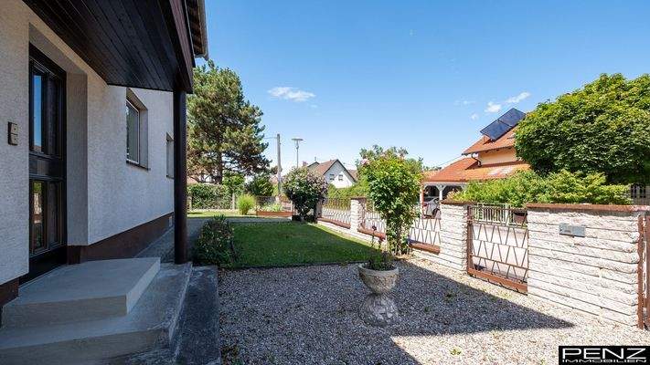 Straßenseite mit Eingang 1