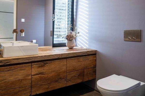 Waschtisch aus historischen Balken