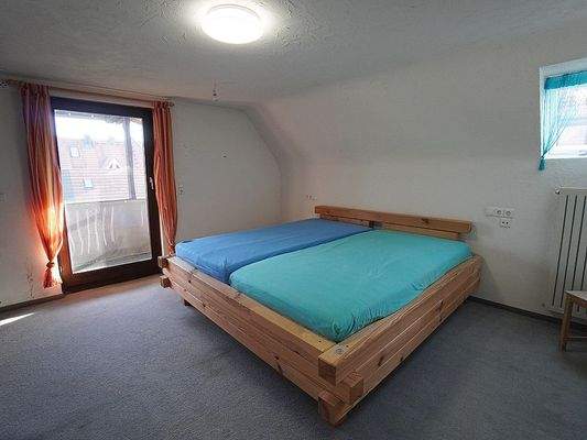 Zimmer im DG mit Zugang auf den Balkon