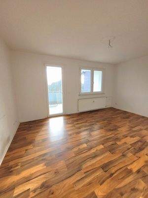 Wohnzimmer mit Balkonzugang