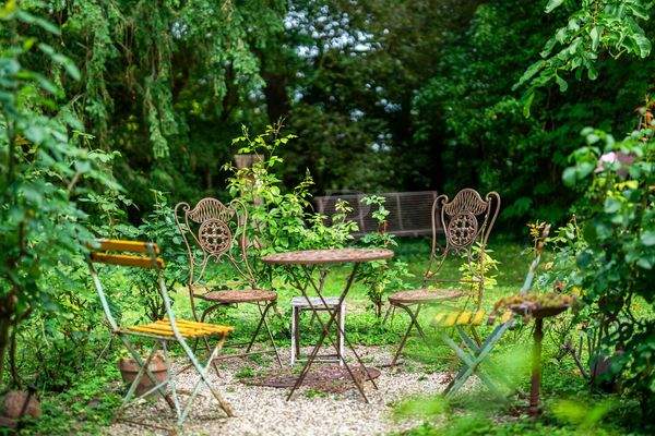 der weitläufige Garten bietet zahlreiche Sitzmöglichkeiten 