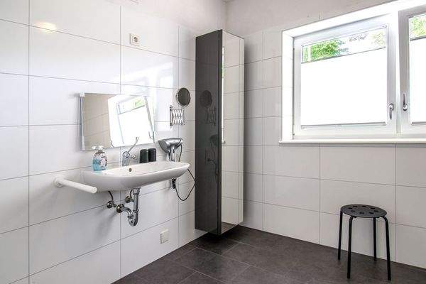 Bad 2: barrierefreies, rollstuhlgeeignetes Bad