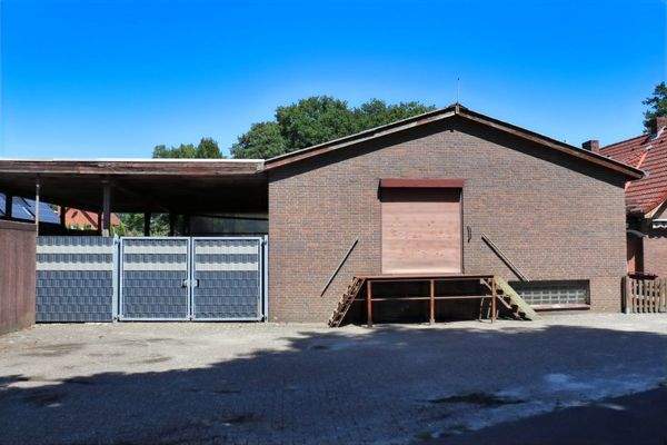 Lager mit überdachtem Außenlager