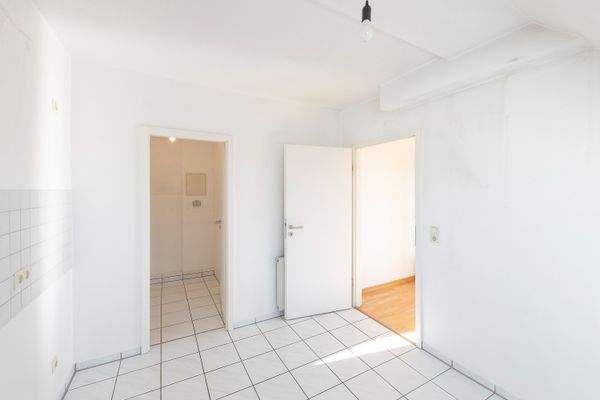 Küche - Blick zur Abstellkammer