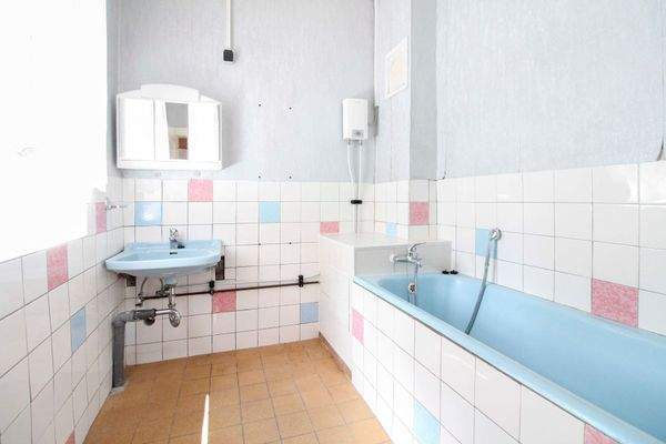 Badezimmer mit Badewanne