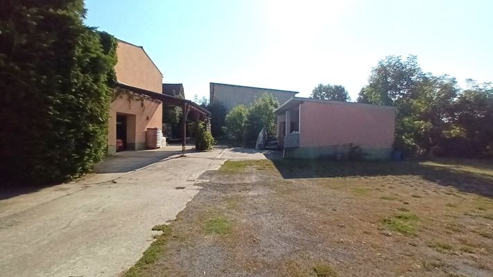 Carports und Lagerhalle