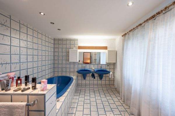 Tageslichtbad mit Wanne.jpg