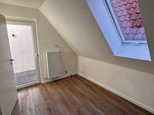 Ankleidezimmer mit Balkonzugang