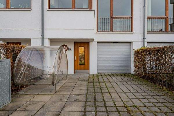 Hauseingang und Garage