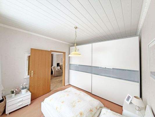 Schlafzimmer mit Blick in den Wohnbereich WE EG