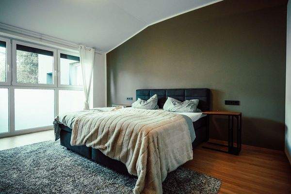 Schlafzimmer mit Masterbad