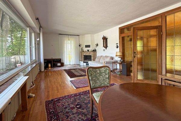 Wohnzimmer mit Kamin