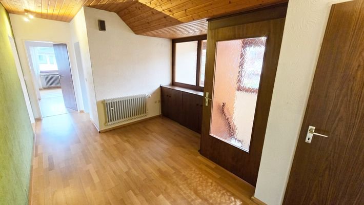 Flur OG zur Treppe abgetrennt.jpg