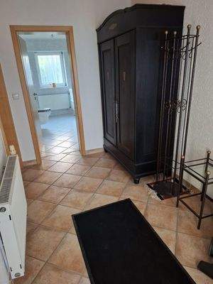 Hauseingangs-Flur mit EG-Bad