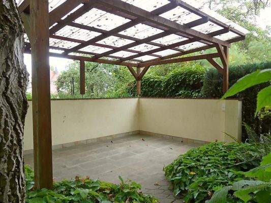 überdachter Sitzplatz im Garten