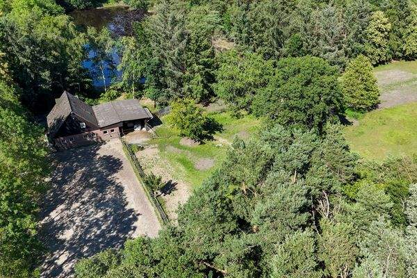 Pferdestall mit Reitplatz und Paddock