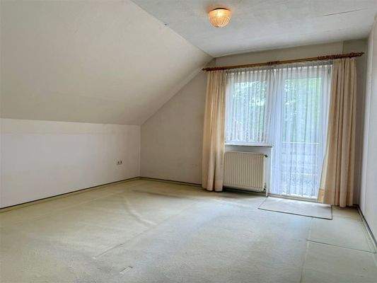 Schlafzimmer mit Balkon (DG)