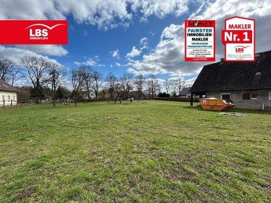 Gebäude mit Baugrundstück