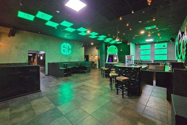 Bar mit Sitzgelegenheiten