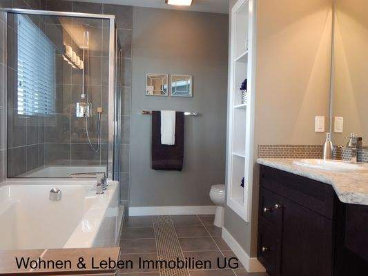 Bad mit Dusche und Wanne - beschriftet.jpg