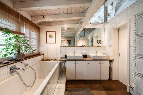 Großzügiges Bad im DG