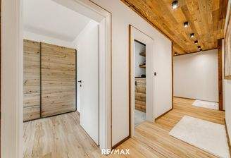 Blick in Schlafzimmer, Flur und Bad