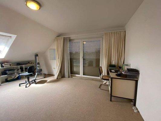 34) Dachgeschoss: Ein Schlafzimmer - Teilansicht