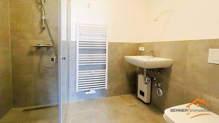 Neues Bad mit Dusche