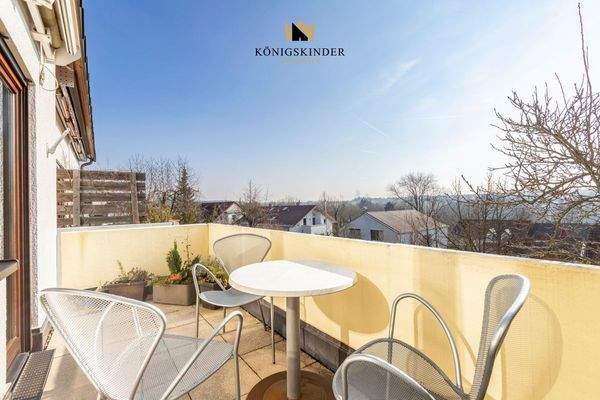 Gemütlicher Balkon mit Blick ins Grüne