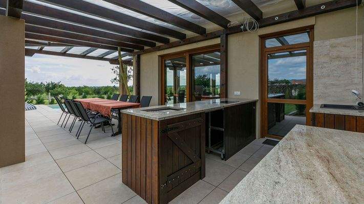 Terrasse mit Sommerküche