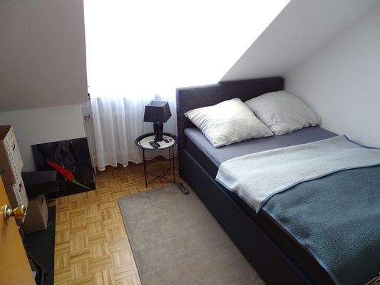 Gästezimmer mit Schranknische hinter der Tür oder Büroraum