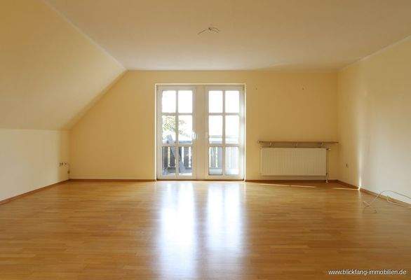 Geräumiger Wohnbereich mit Balkonzugang