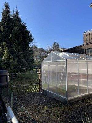 Gartenblick mit Gewächshaus